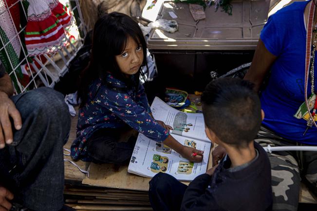 Sin escuela ni tele ni internet, alumnos viven rezago educativo