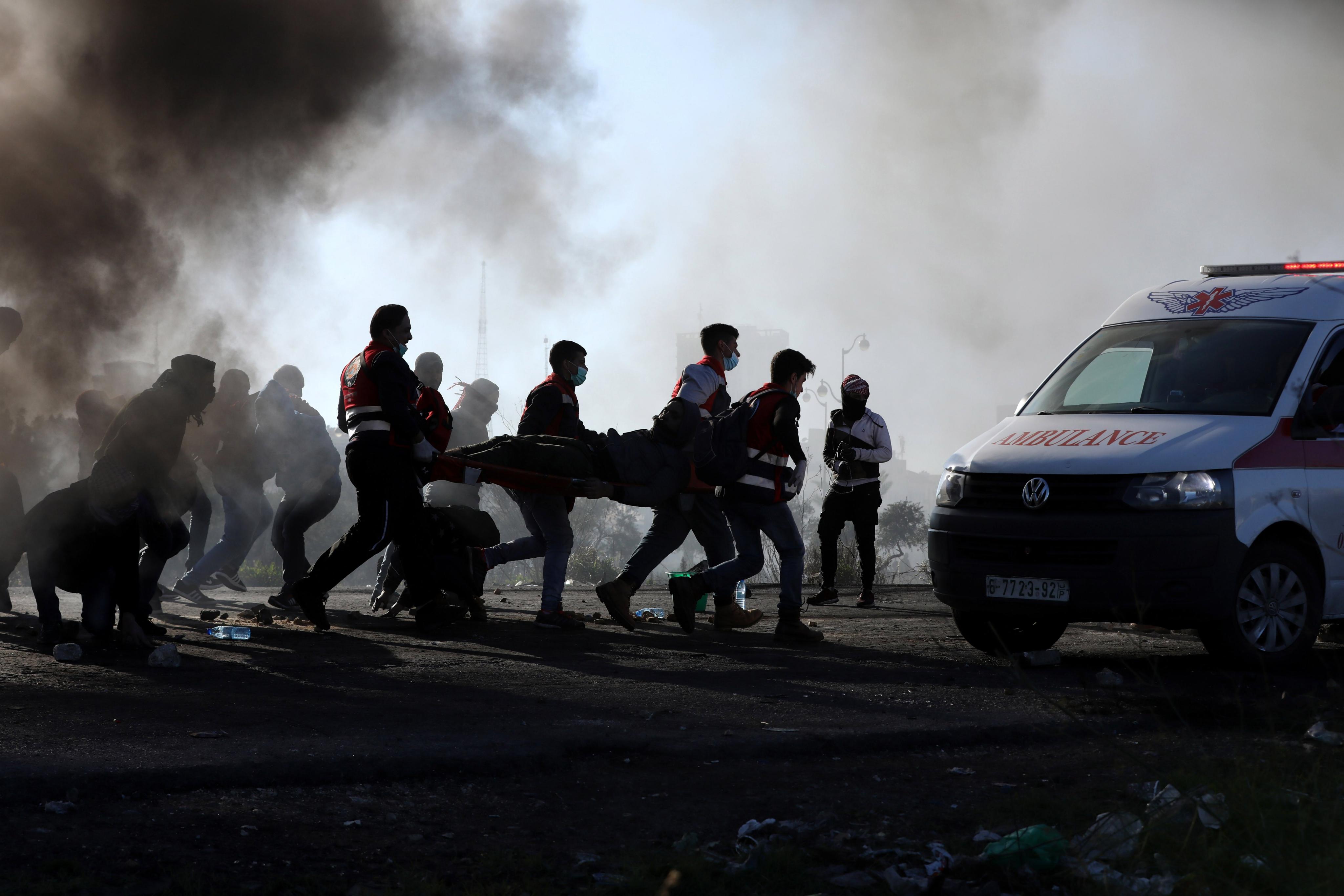 Un muerto y decenas de heridos en protestas de musulmanes por Jerusalén