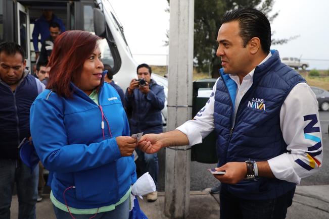 Luis Bernardo Nava visita a trabajadores de la firma Samsung