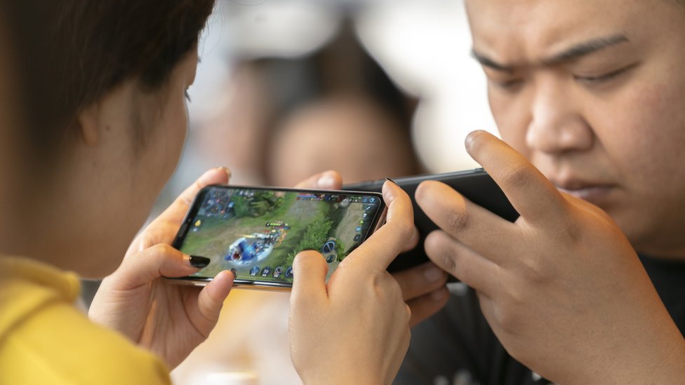 China impone toque de queda a menores adictos a los videojuegos 