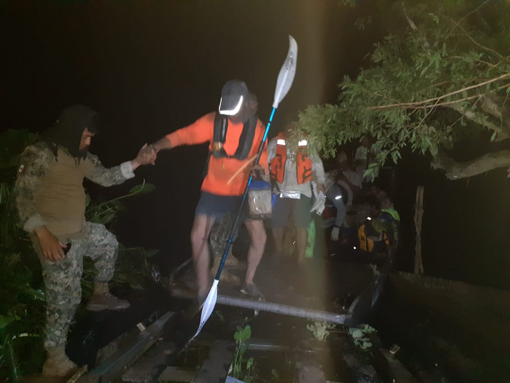 Marina rescata a 39 kayakistas atrapados en un río en Veracruz
