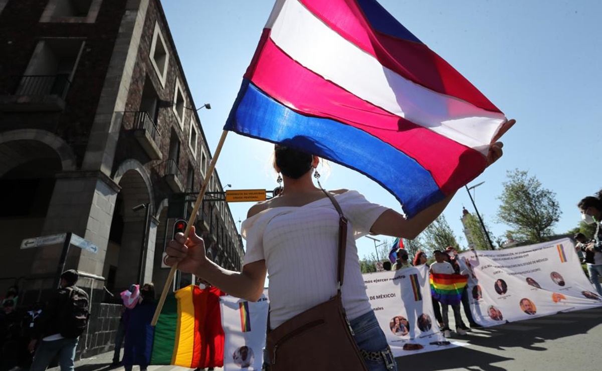 Comunidad LGBT bloquea primer cuadro de Toluca para exigir legalización del matrimonio igualitario 