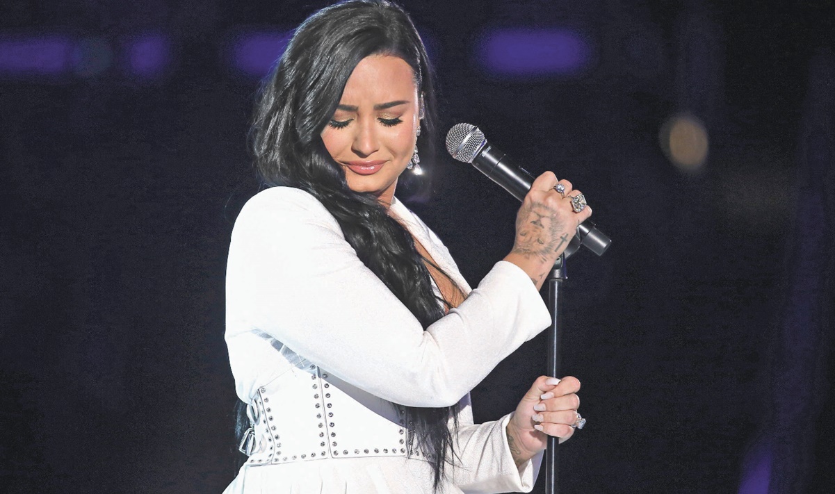 Retiran en el Reino Unido publicidad del nuevo álbum de Demi Lovato por aparentemente ofender a comunidad cristiana 