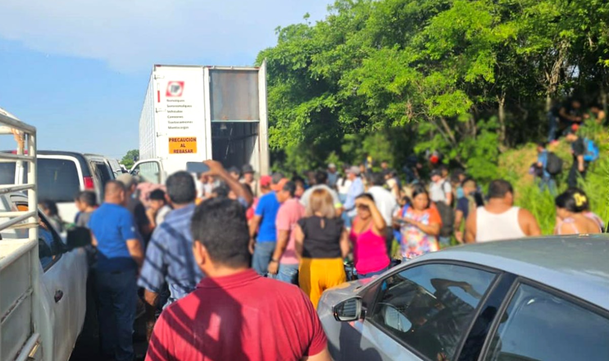 Rescatan a 172 migrantes abandonados dentro de un camión en Veracruz; 27 menores viajaban solos