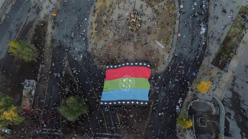 Qué significa la bandera mapuche con la que muchos celebraron la victoria del "Apruebo"