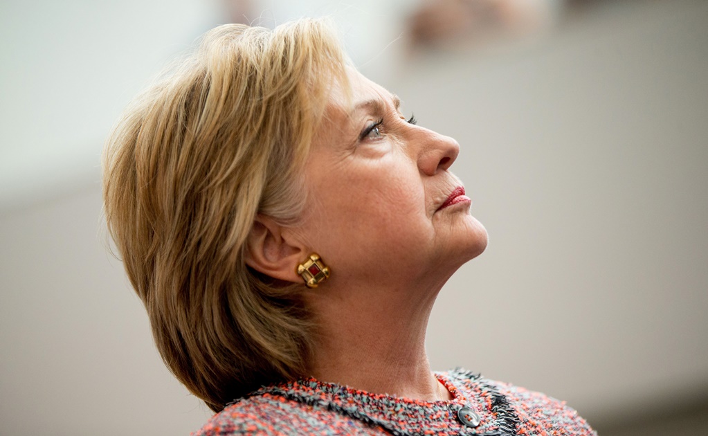 Clinton insta a no retroceder ante terrorismo tras ataque en Bangladesh