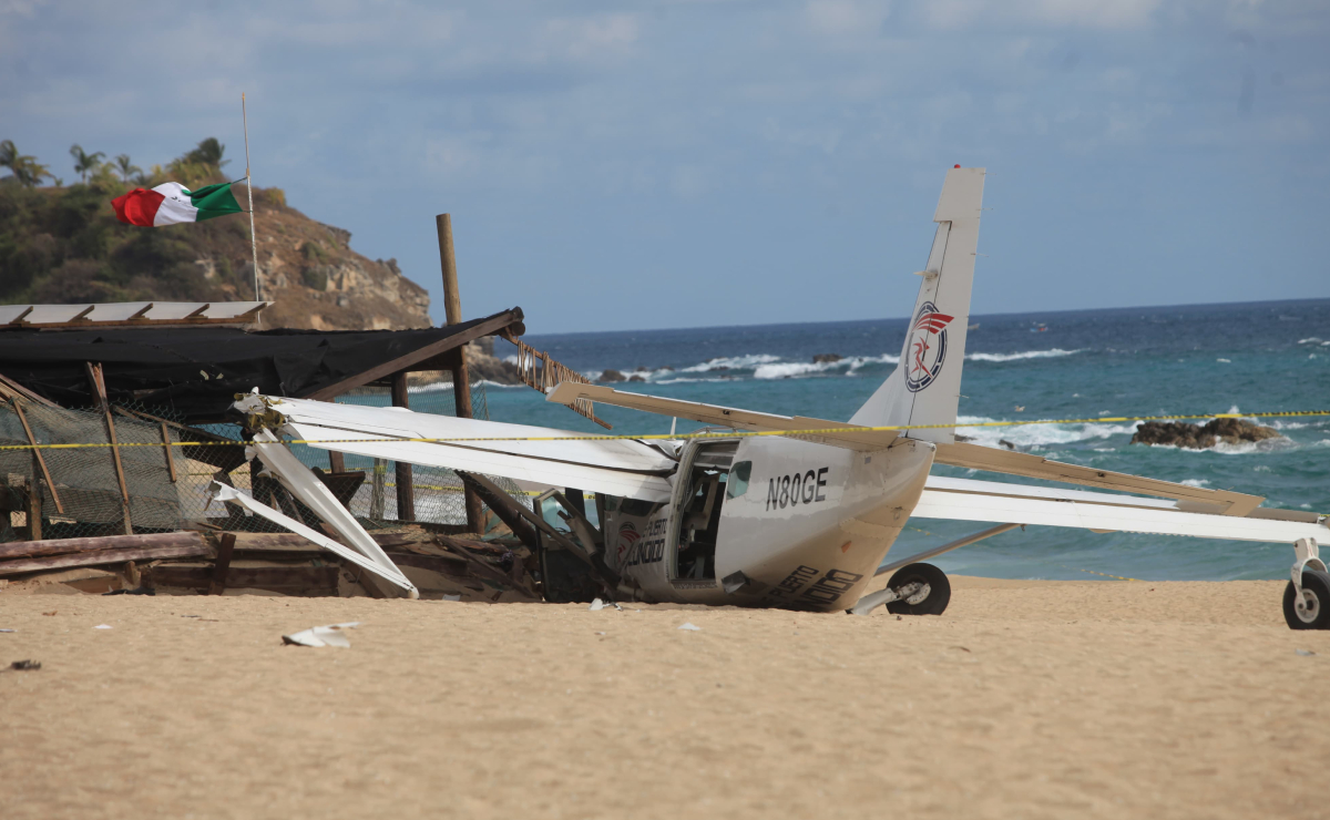VIDEOS: Se desploma avioneta de paracaidismo en Puerto Escondido, Oaxaca; hay un muerto