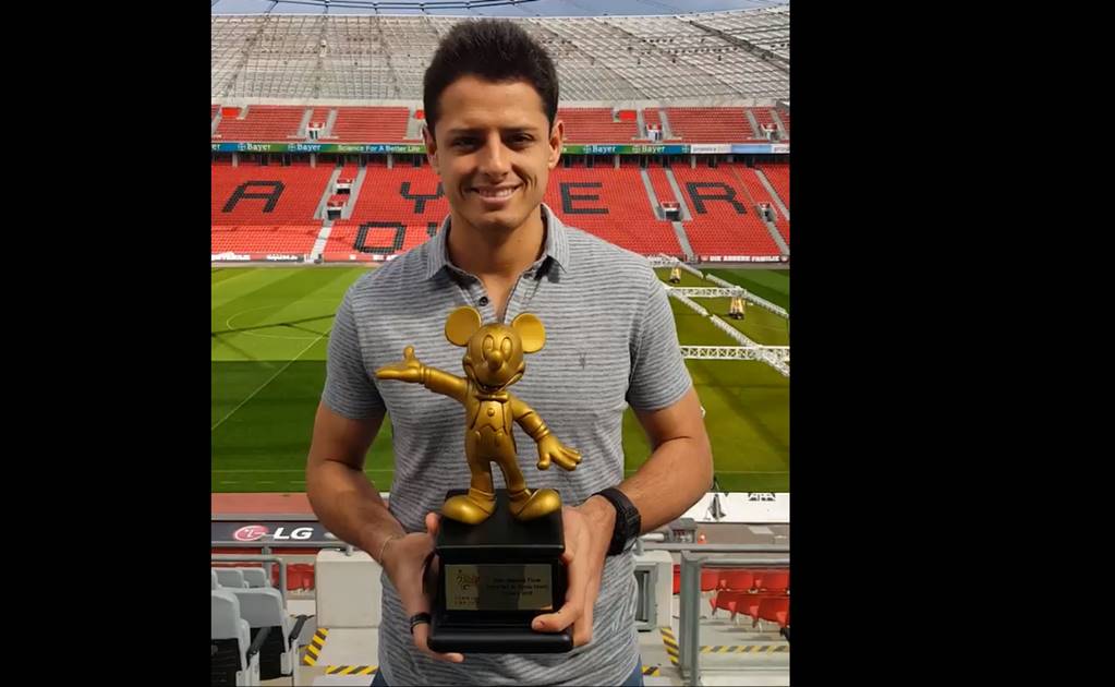 'Chicharito' recibe trofeo