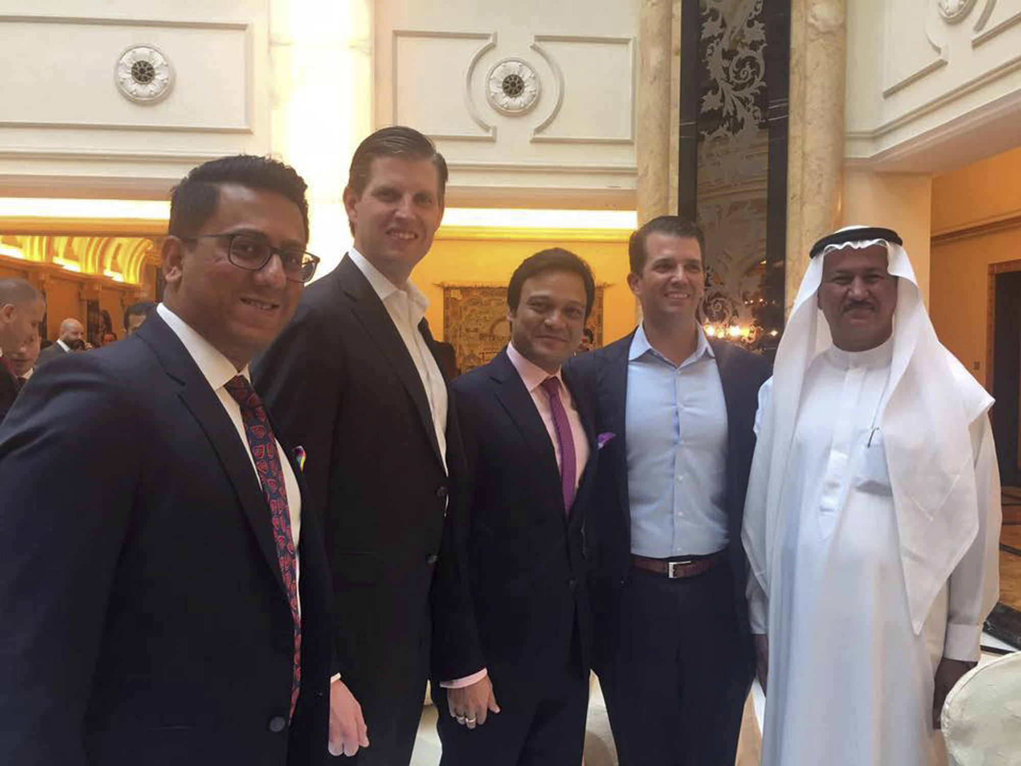 Hijos de Trump se reúnen con élite de Dubái para inaugurar campo de golf