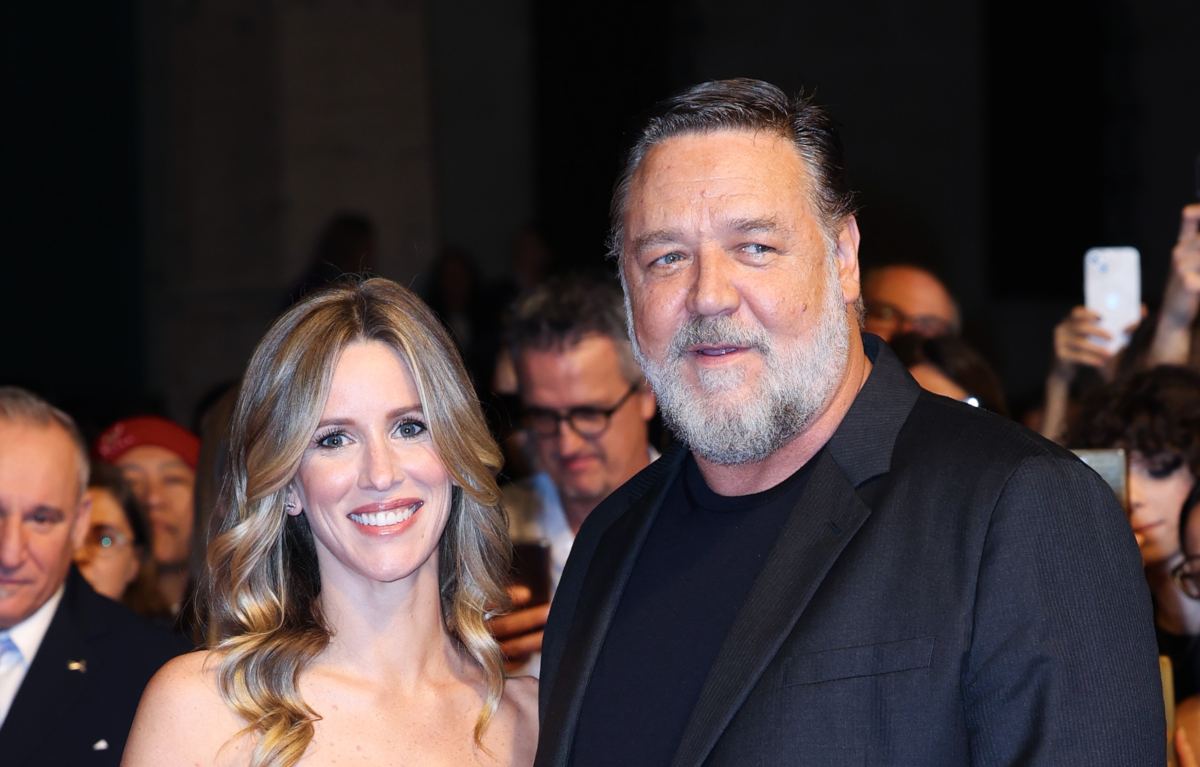 Russell Crowe, de 58 años, debuta en la alfombra roja con su novia de 31