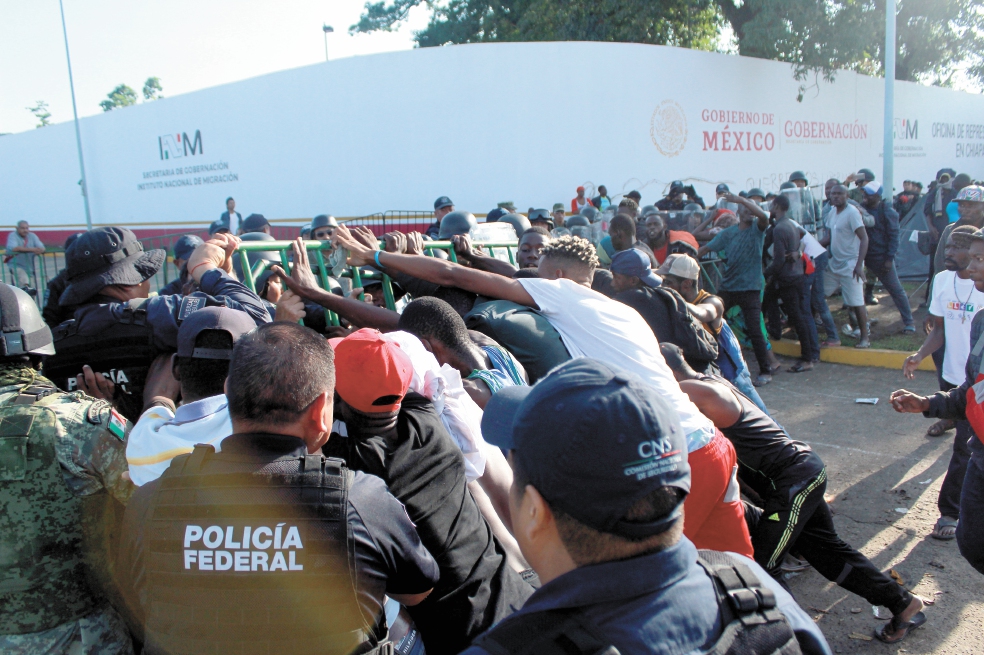 Africanos vandalizan estación migratoria en Chiapas