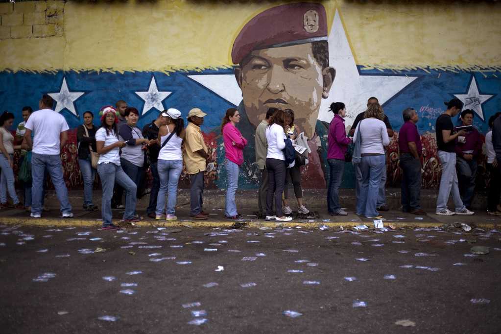 Retrasan cierre de centros de votación en Venezuela
