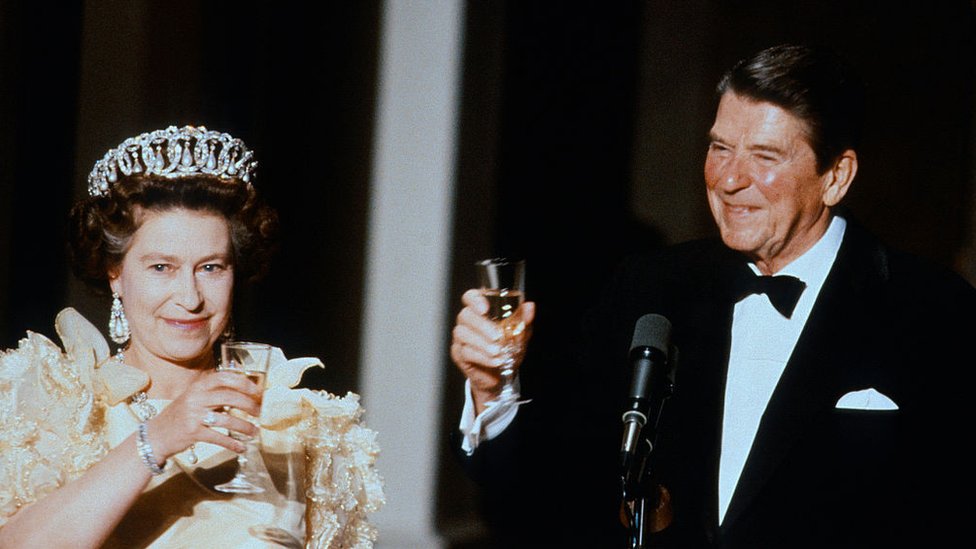 FBI revela plan para asesinar a la reina Isabel II en Estados Unidos en los años 80