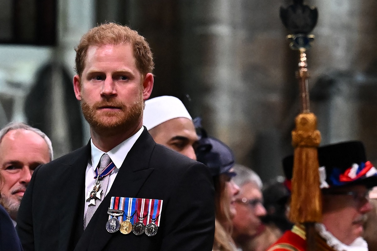 El príncipe Harry llega a Londres para visitar a su padre el rey Carlos III tras su diagnóstico de cáncer