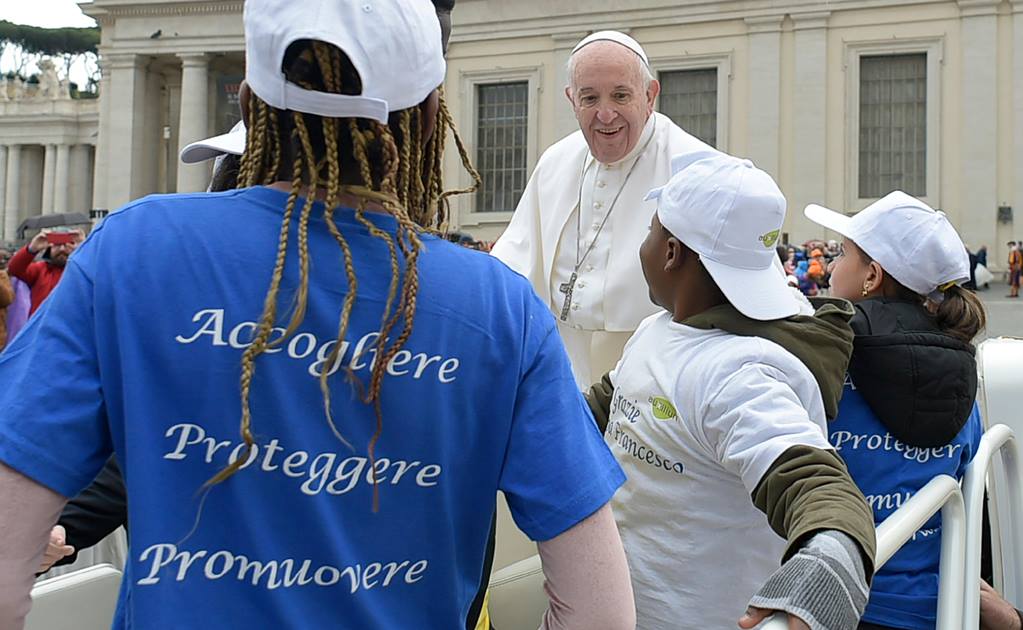 Papa Francisco pasea en su papamóvil a niños migrantes