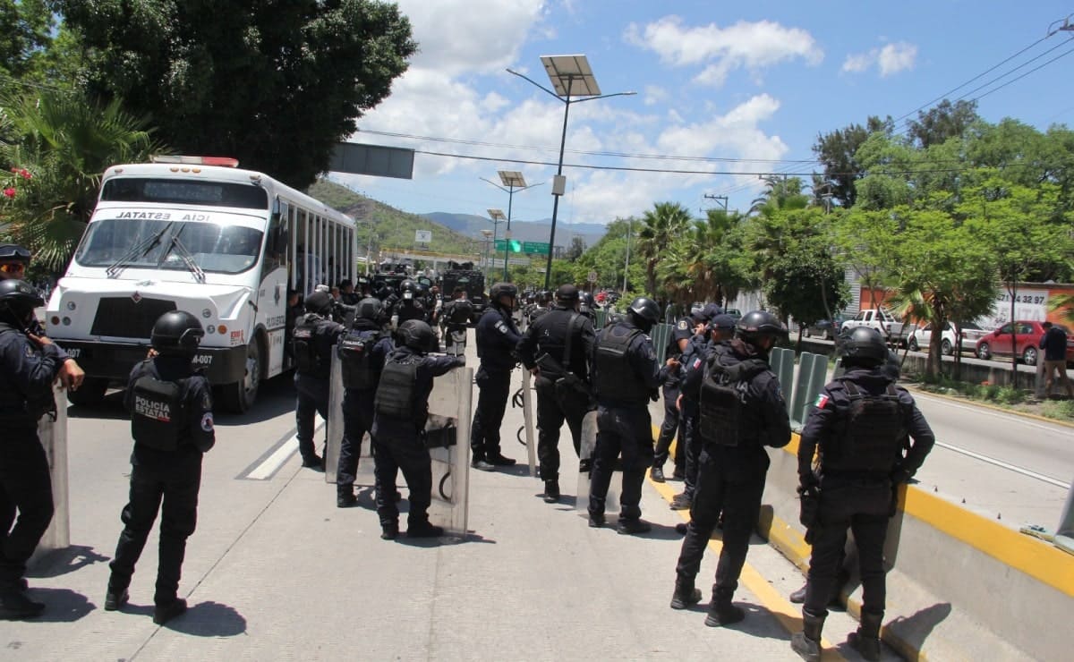 Levantan bloqueo en Guerrero, pero se llevan a 13 policías y soldados retenidos