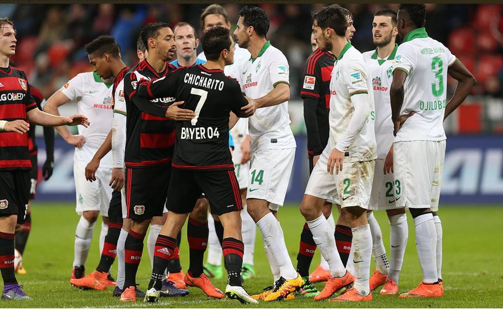 'Chicharito' sale tocado en derrota del Leverkusen