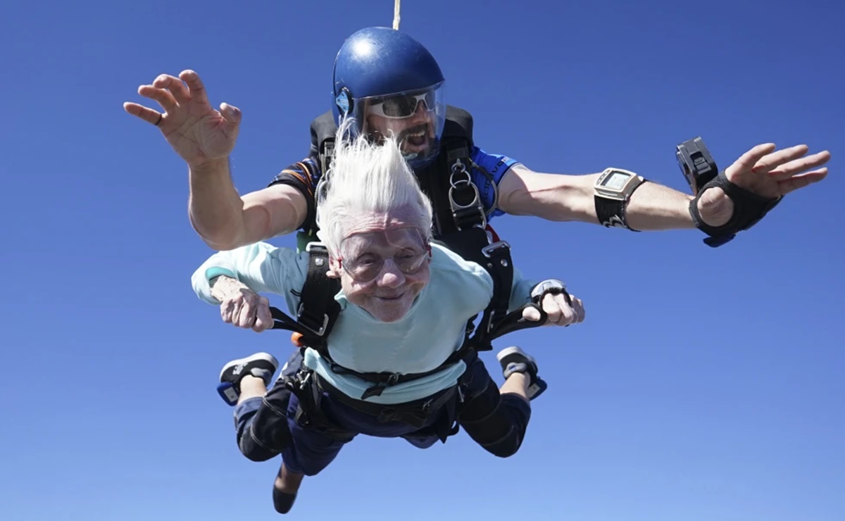 VIDEO: Abuelita de 104 años se lanza en paracaídas; espera imponer un nuevo récord mundial