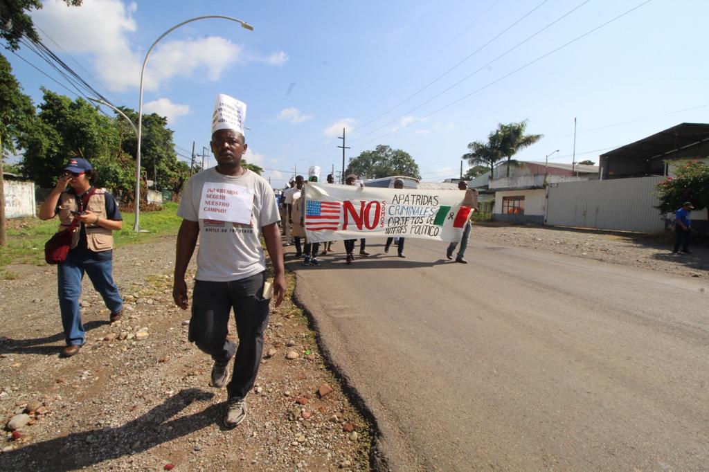 Marchan migrantes africanos en Tapachula para exigir libre tránsito por el país