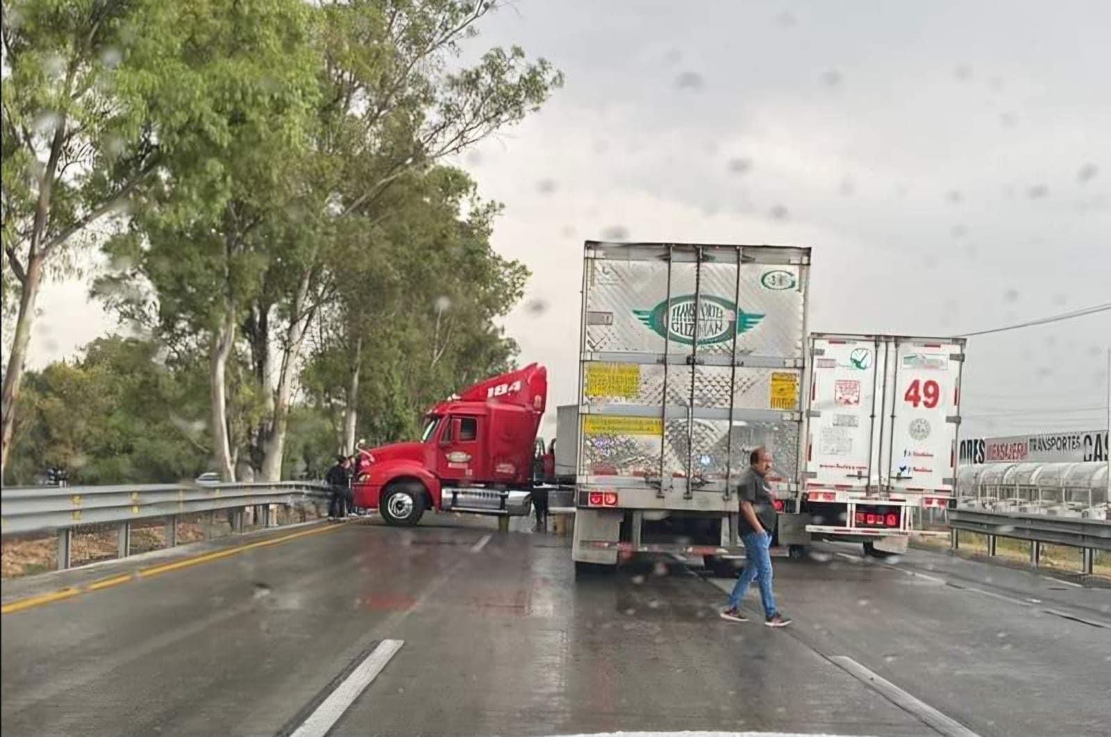 Autopista México-Querétaro presenta intensa carga vehicular por volcadura de tractocamión