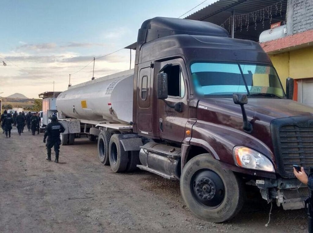 Aseguran pipa con combustible robado en Los Reyes, Michoacán