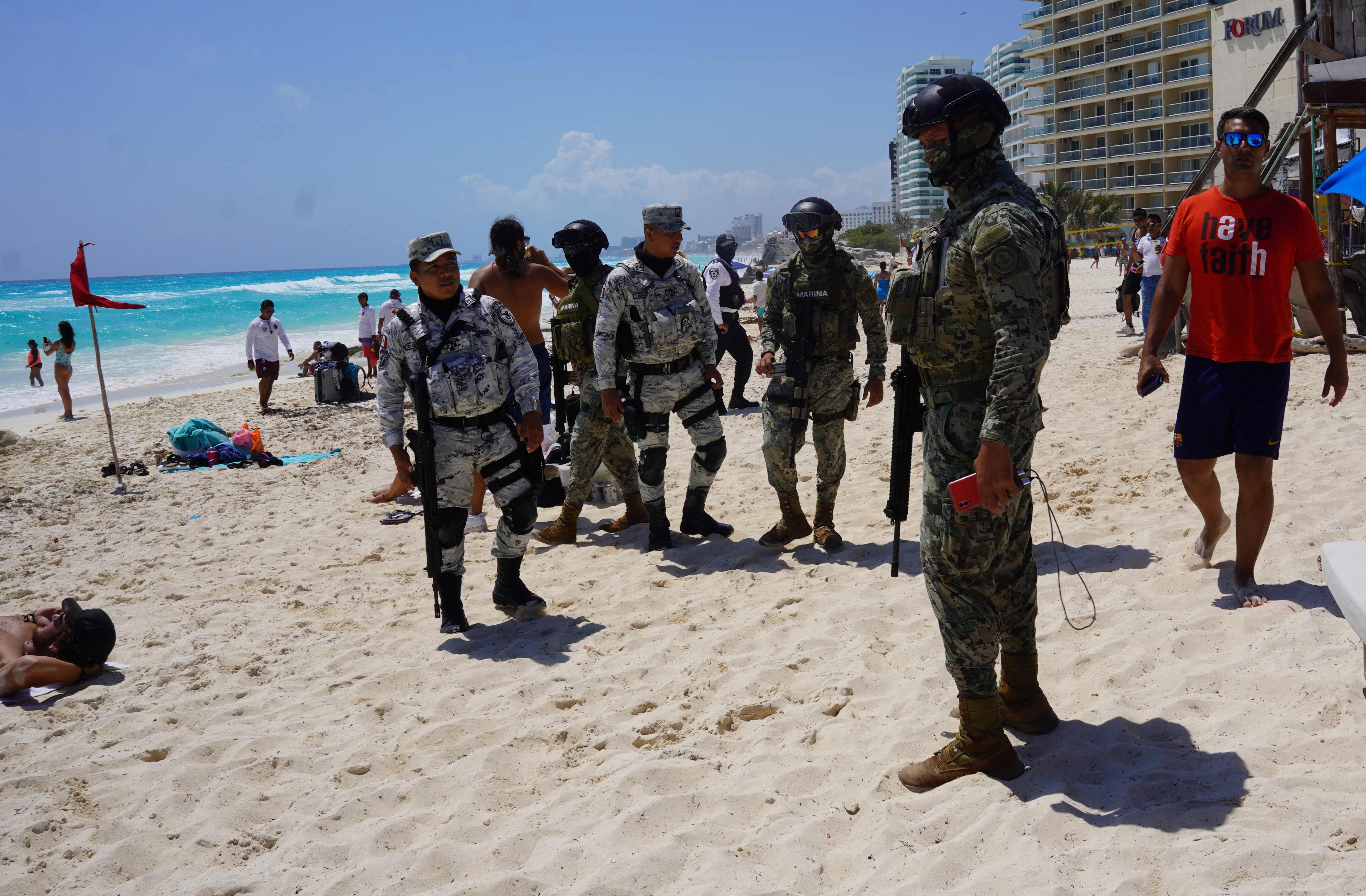 Violencia en Cancún; asesinan a 3 personas en zona turística