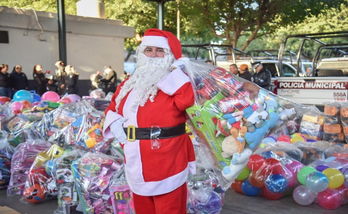 Policía se disfraza de Santa para alegrar a niños de los Mochis