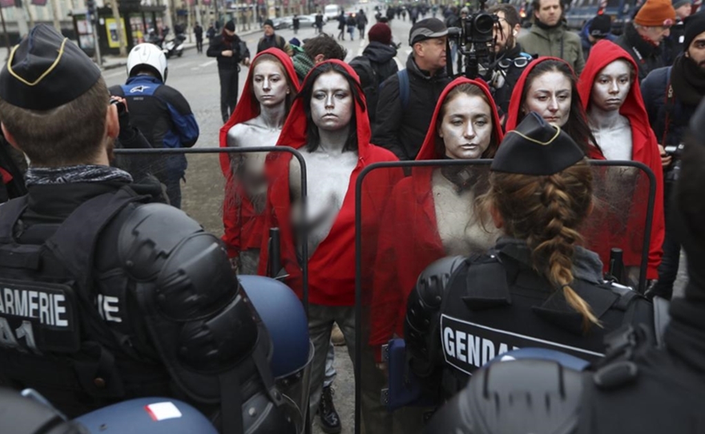 Mujeres protestan en silencio, entre marchas de los "chalecos amarillos" en Francia