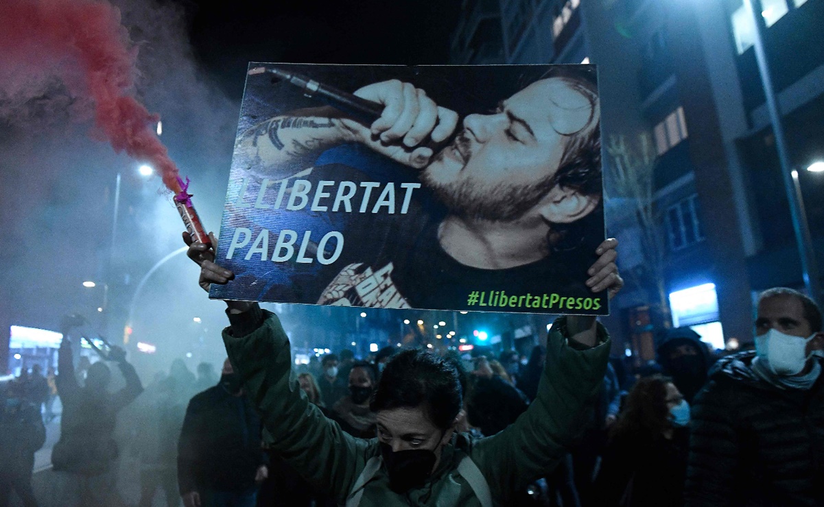 "Muerte a los Borbones" y "a mí no me cierra la boca este canalla": Las frases que han condenado al rapero Pablo Hasél