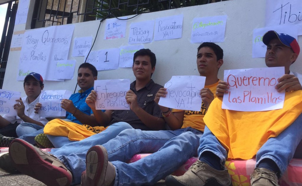 Venezuela: Diputados opositores se encadenan en protesta
