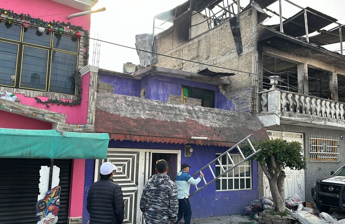 Bomberos regresan a predio donde se incendió un taller textil en Ecatepec ante el riesgo de un reavivamiento del fuego