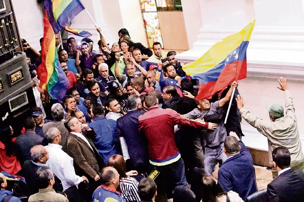Parlamento acusa de golpe de Estado a Maduro