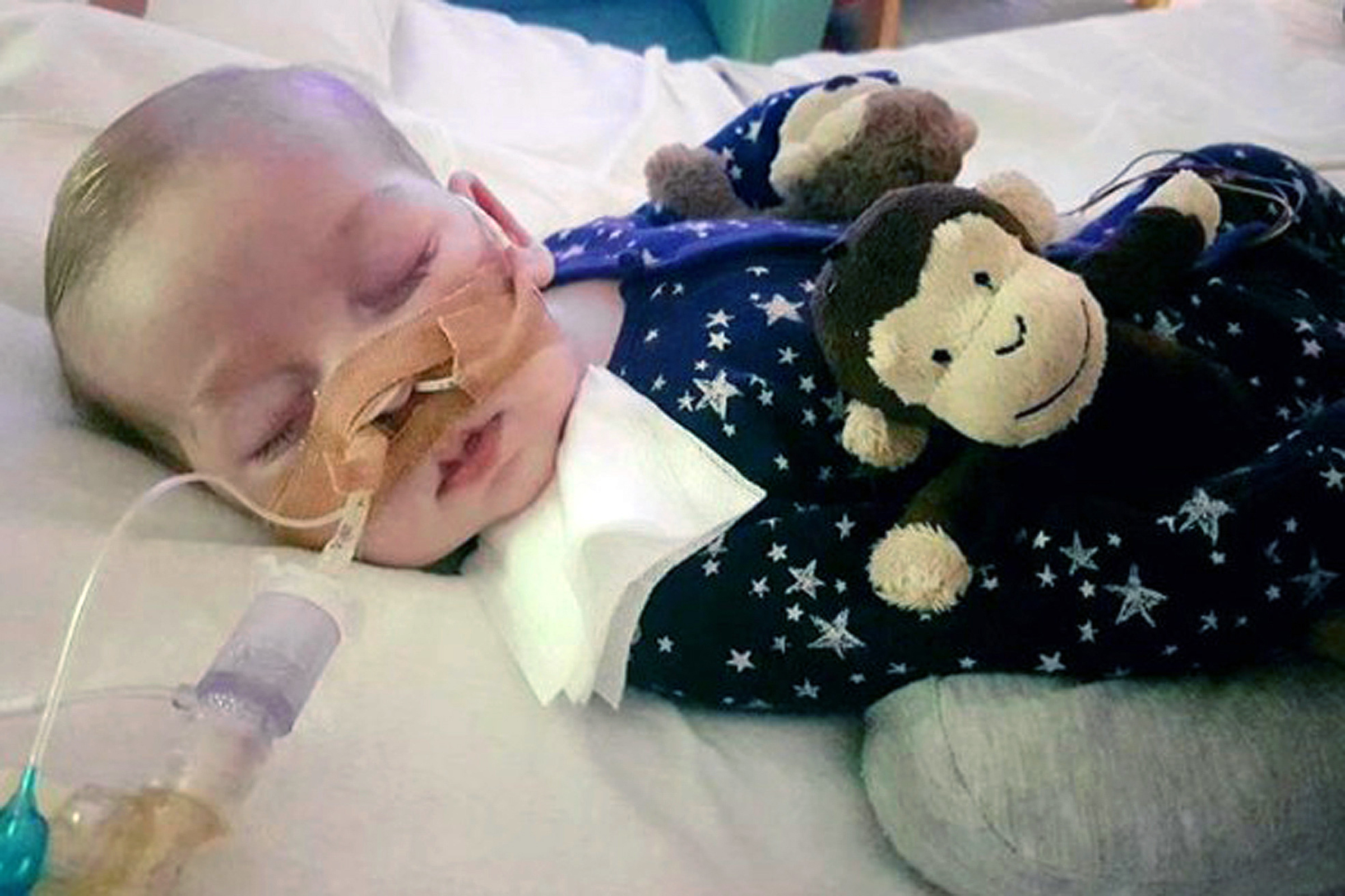 Muere el bebé británico Charlie Gard; padres lo desconectan de soporte vital