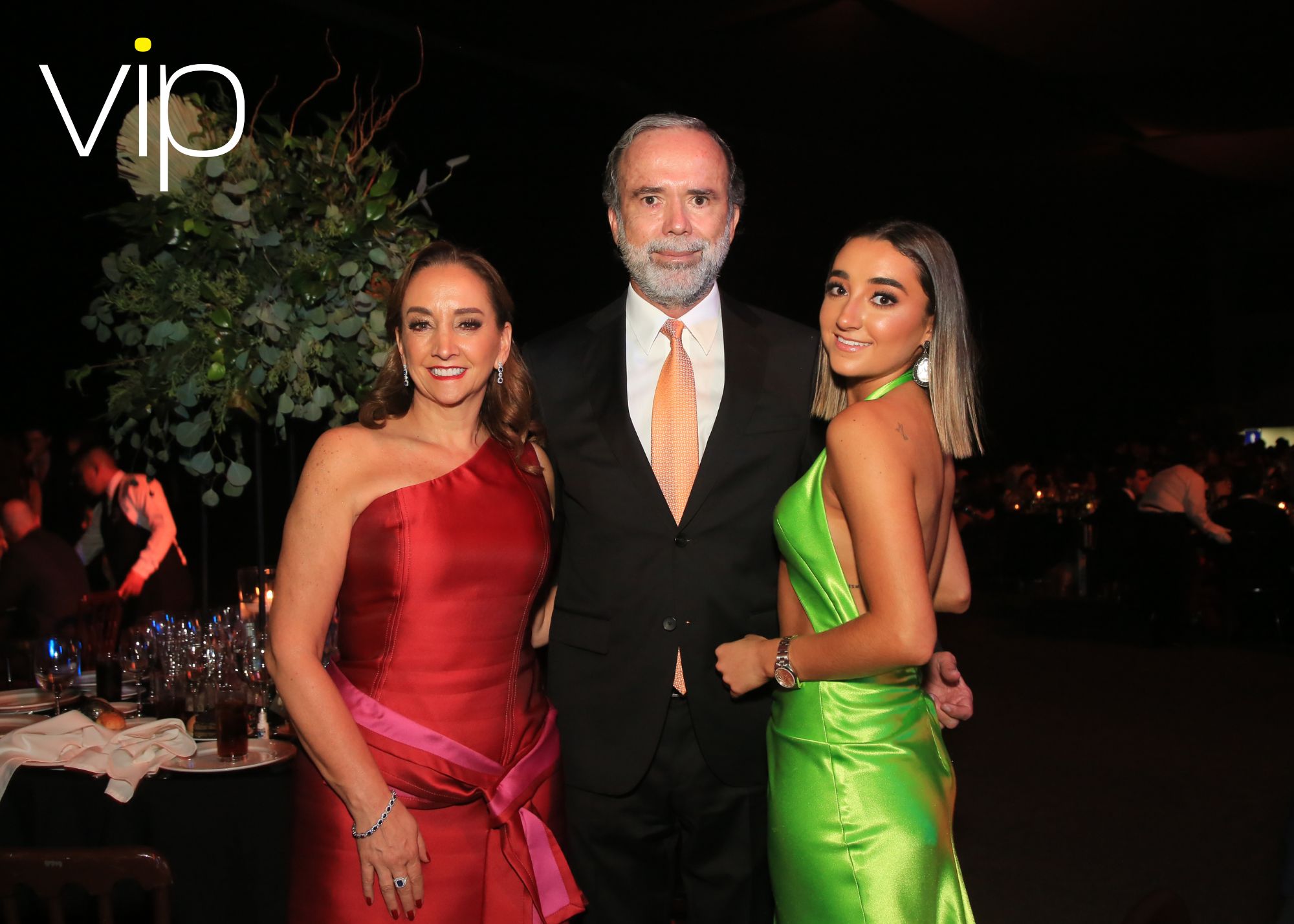 Hijas de Claudia Ruiz Massieu e Inés Sainz deslumbran en prom night