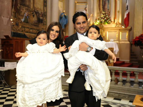 Celebran el bautizo de sus hijas