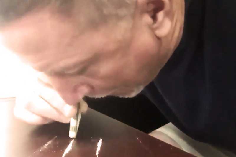 Video muestra a entrenador de los Delfines de Miami consumiendo cocaína