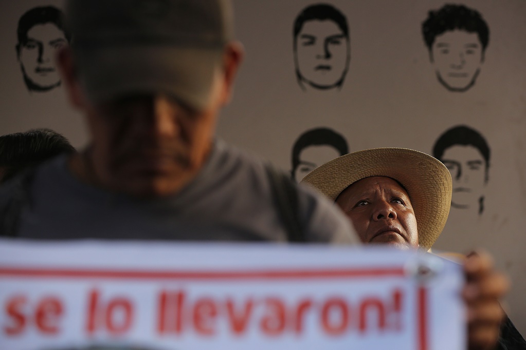 Padres de los 43 normalistas piden a AMLO información sobre llamada que interceptó Ejército