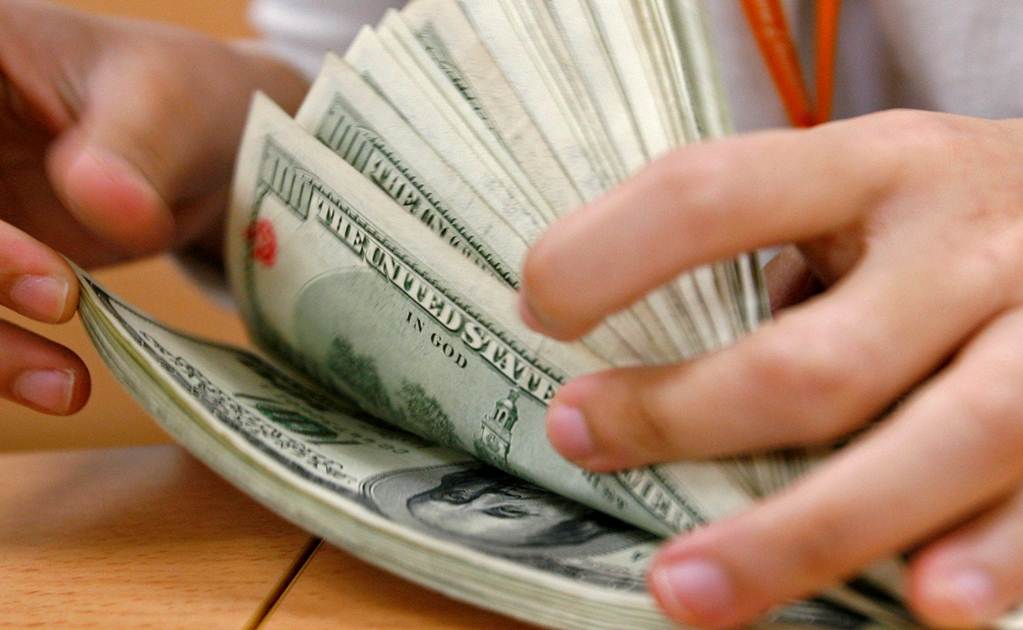 Precio del dólar abre en 17.9 pesos al mayoreo este viernes