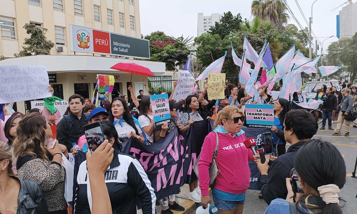 "No somos enfermos mentales"; protestan en Perú por decreto que describe la transexualidad como trastorno mental