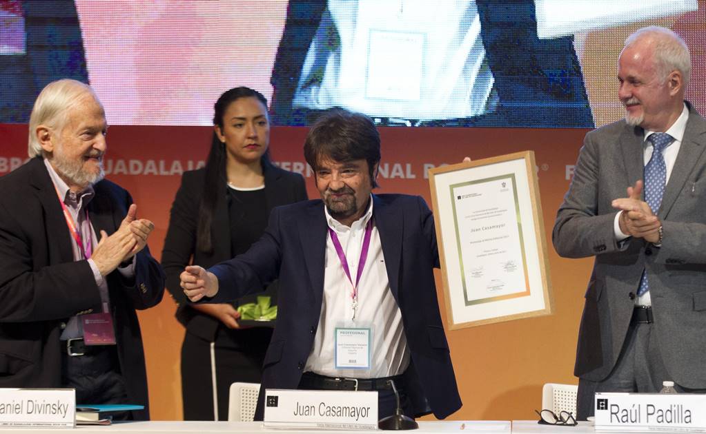 Juan Casamayor recibe Reconocimiento al Mérito Editorial en la FIL