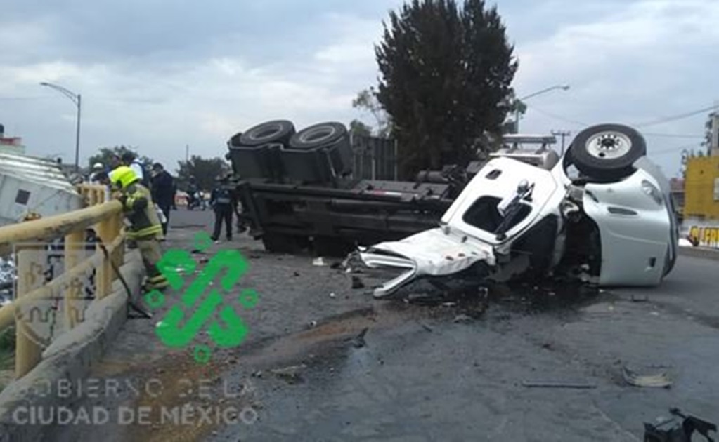 Vuelca tráiler en Periférico y Avenida Chimalhuacán; reportan dos muertos