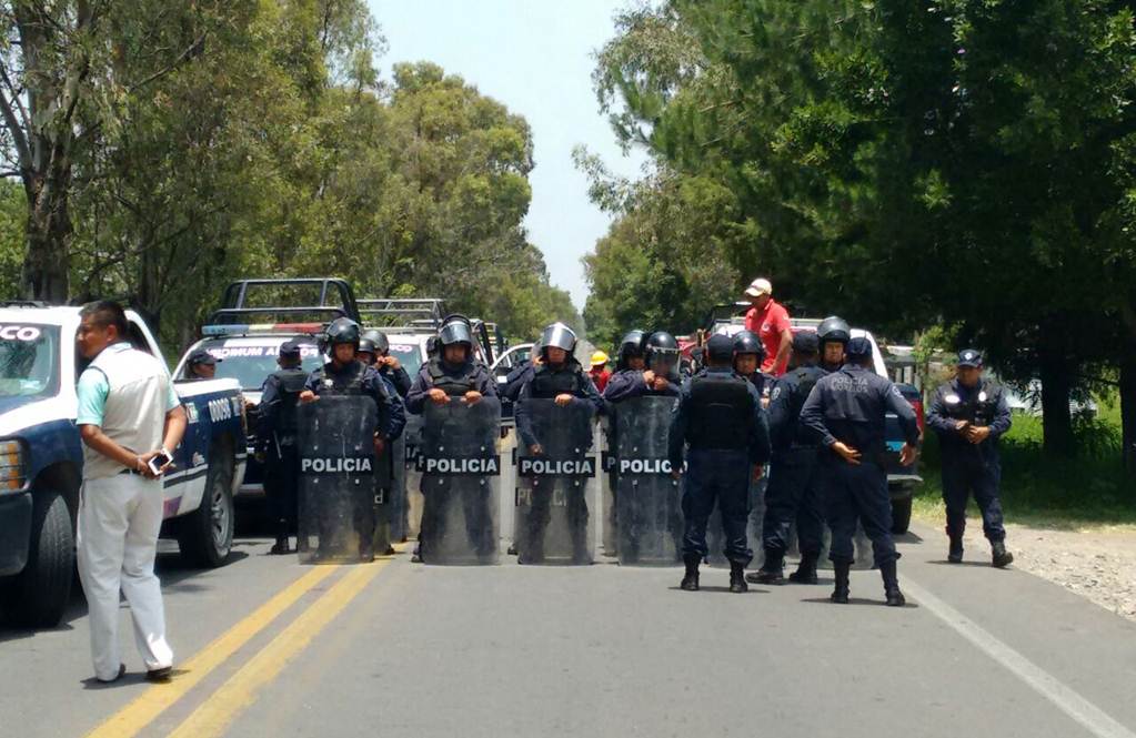 Tras 10 horas, agricultores reabren carretera en Morelos