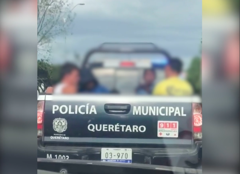 Video. Vuelven a viralizar a sujetos fumando presunta mari**ana a bordo de una patrulla en Querétaro