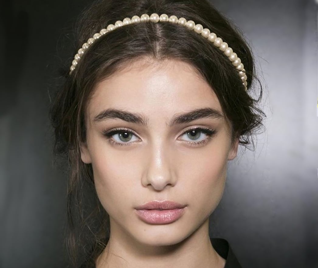 Alerta tendencia: Las diademas con perlas son el accesorio más girly del otoño