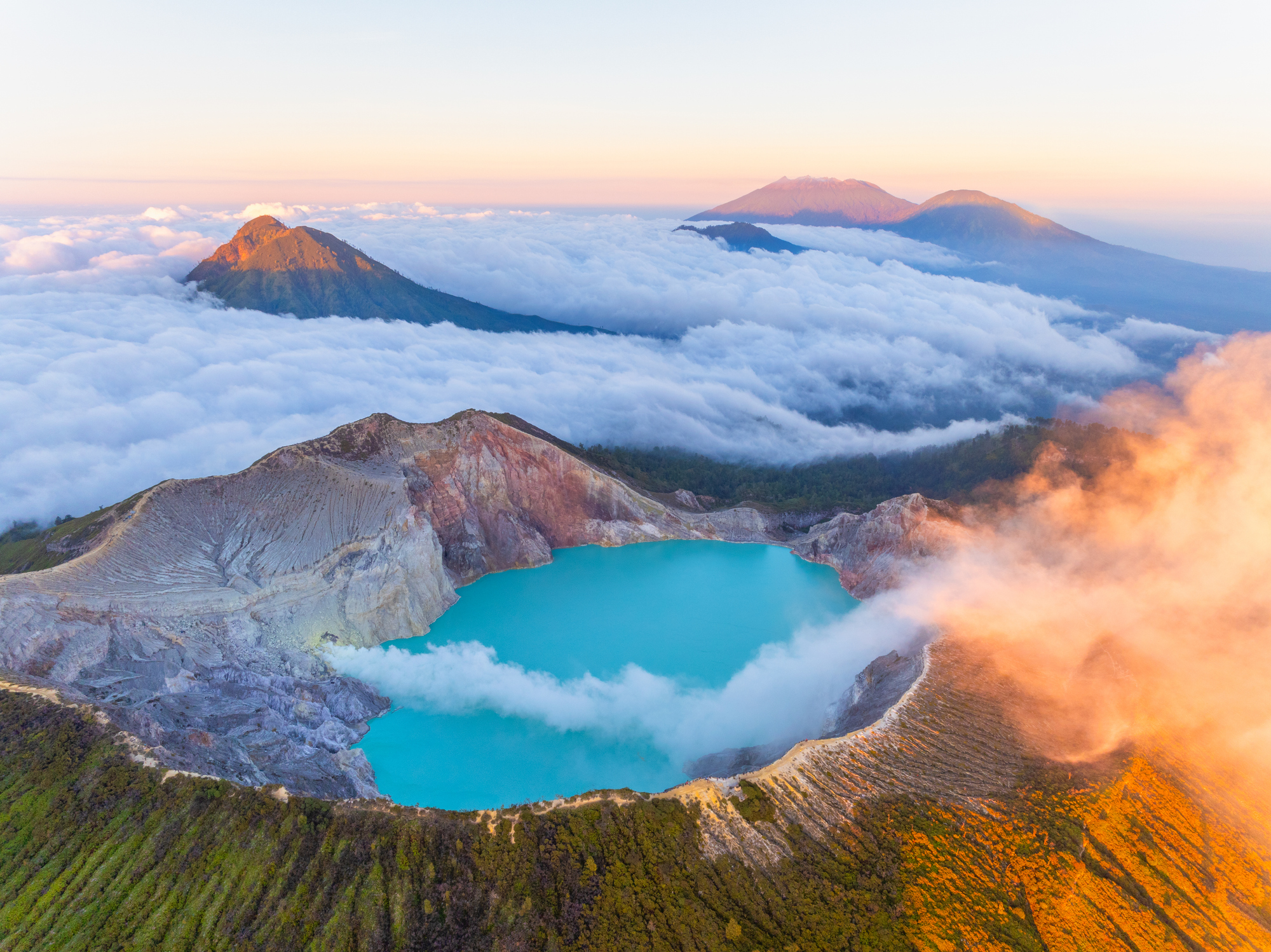 Muere turista al caer de 76 metros de altura mientras posaba a la orilla de un volcán activo