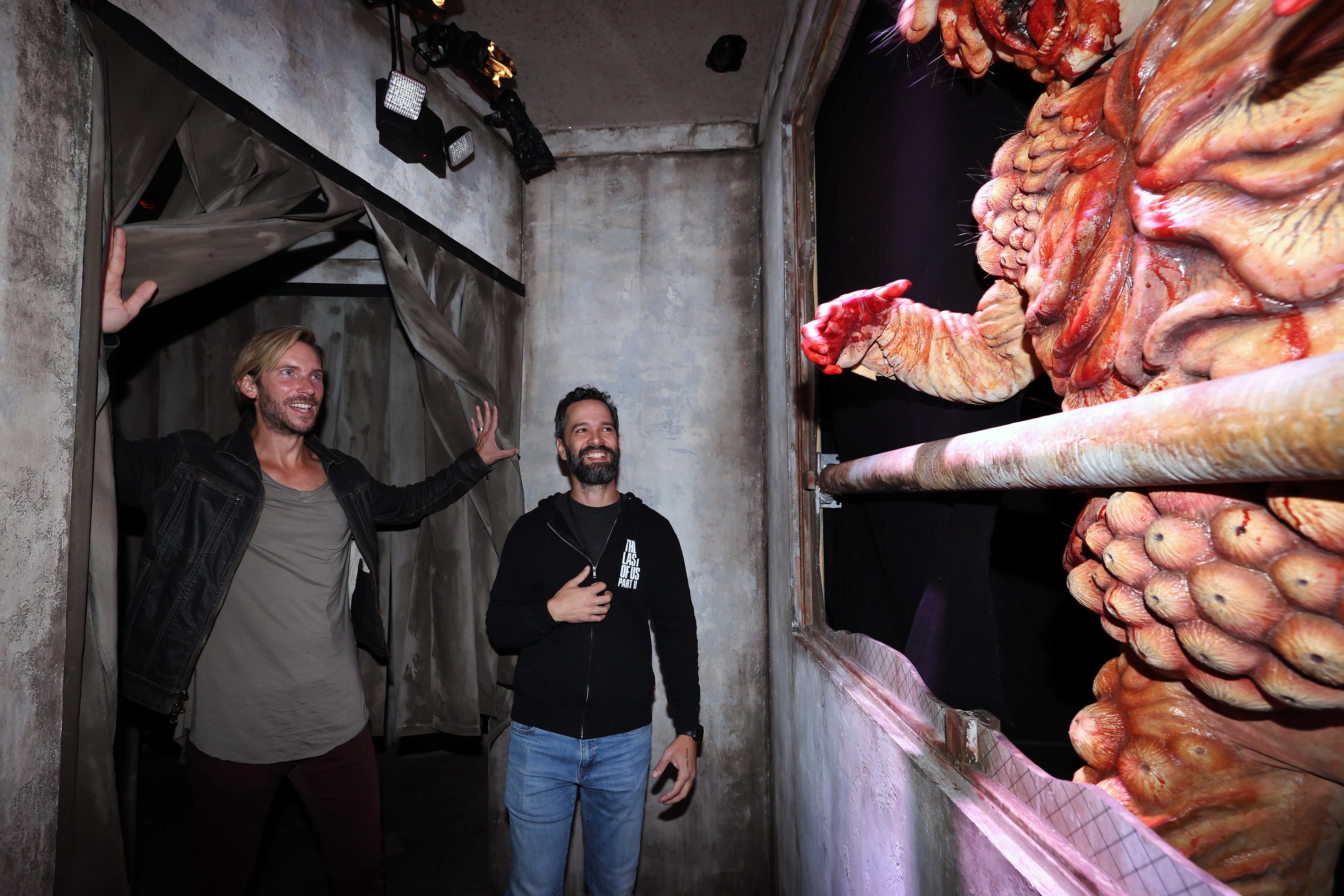 El creador de The Last of Us visita la casa embrujada del videojuego en Halloween Horror Nights 