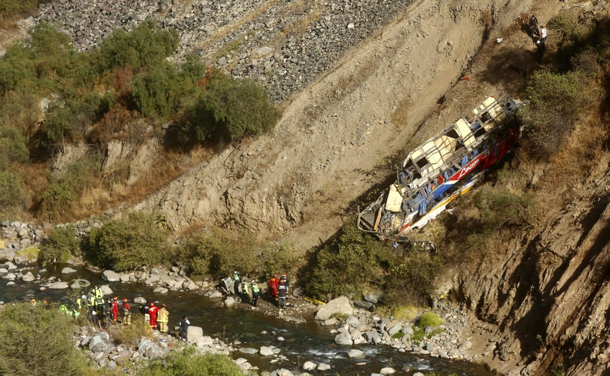 Suman 26 muertos tras caída de autobús a precipio (video)