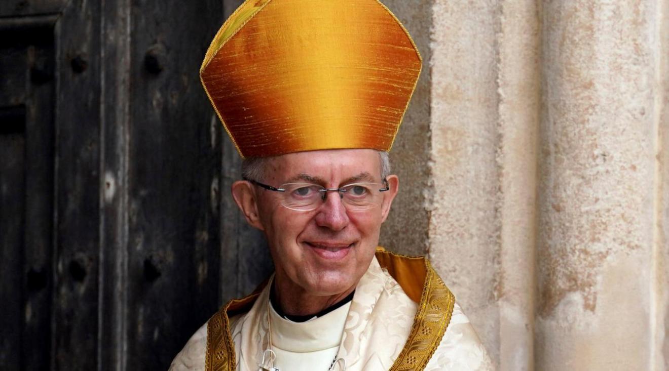 El arzobispo que coronó a Carlos III es detenido por violar una ley de tránsito