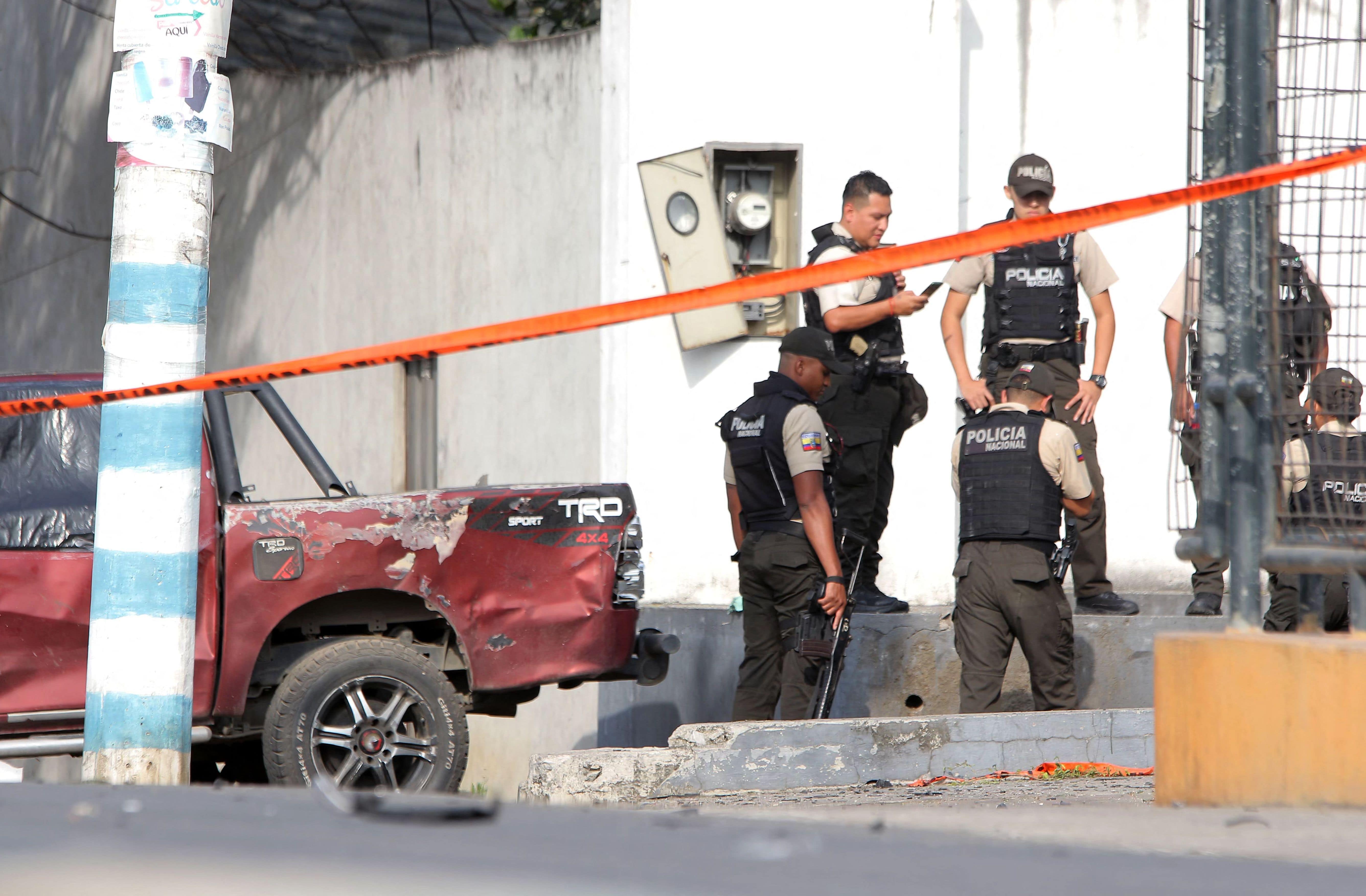 Dos policías muertos, ocho guardias retenidos, el saldo de la violencia del narco en Ecuador