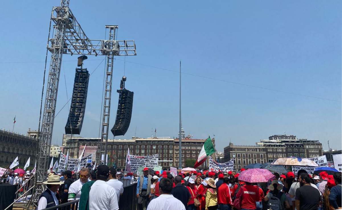 Día del Trabajo: Quitan la bandera nacional en el Zócalo ante marcha de trabajadores